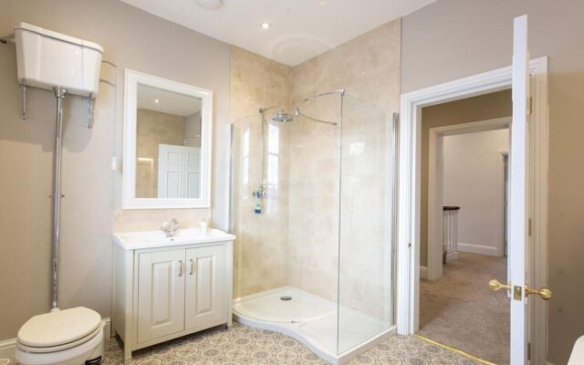 Luxury Listed Townhouse 350 Yds From Racecourse