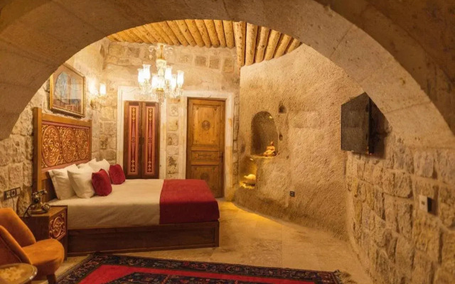 Solo Cave Suites