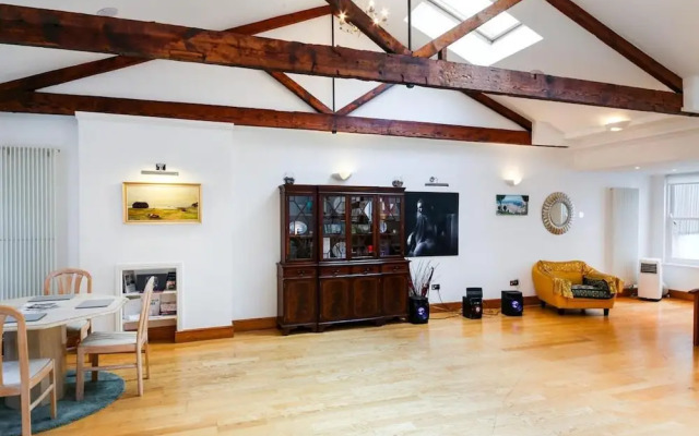 Specious Family Kensington 5-bed House, Sleeps 12