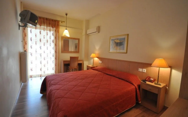 Saronis Hotel