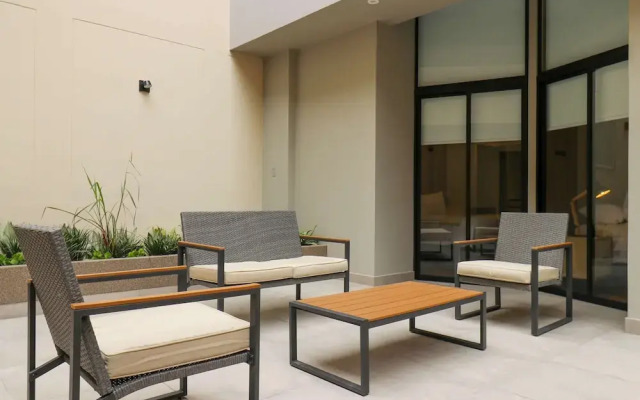 w Beautiful 2BR w Terrace Near Kennedy Park