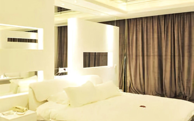 Dinggeman Space Theme Hotel