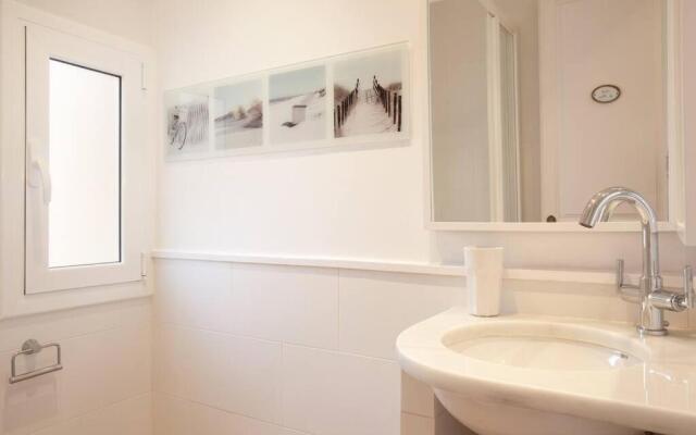 Bright 2 bedroom apt in 22@, close to the beach