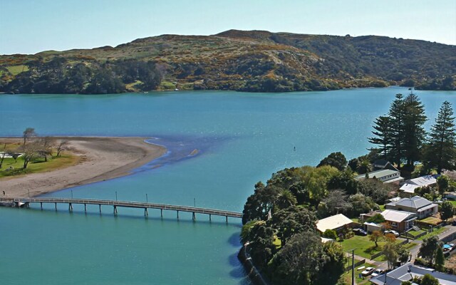 Raglan Backpackers & Waterfront Lodge