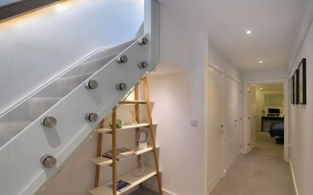 3 Grove Mews
