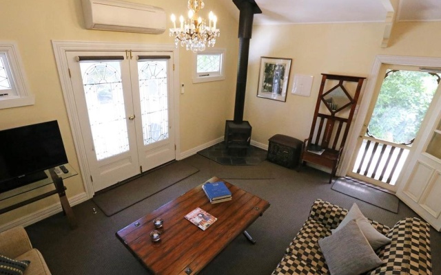Mirkwood Forest Self-contained Spa Cottages – Guest Rooms – Woodend