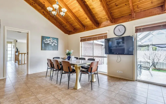 StayAU 4BR Lakeside Retreat in Seabrook