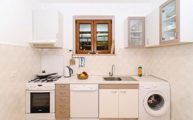 Stunning Home in Zaton Mali With Wifi and 5 Bedrooms