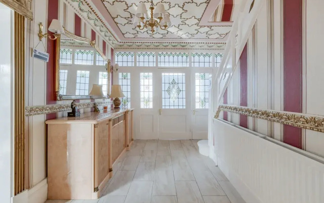 Queens Crest by Sasco Apartments