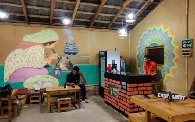 Monkey Mud Hostel And Camps
