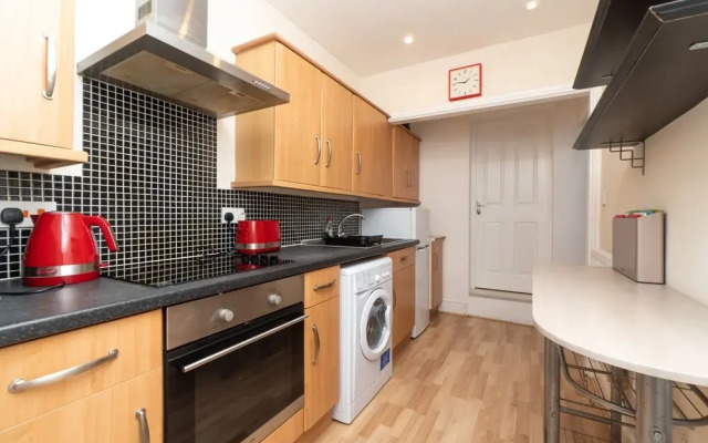 Spacious 2 Bed Southville Flat Near Harbourside