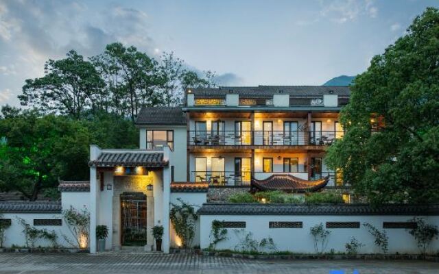 Anji Double Fish Hall Hot Spring Resort B&B (Longwangshan Canyon Drift Shop)