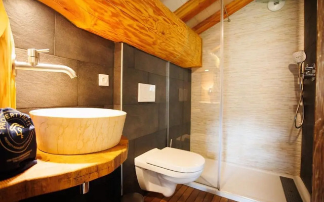 Original chalet en rondins, l'Ours Canadien