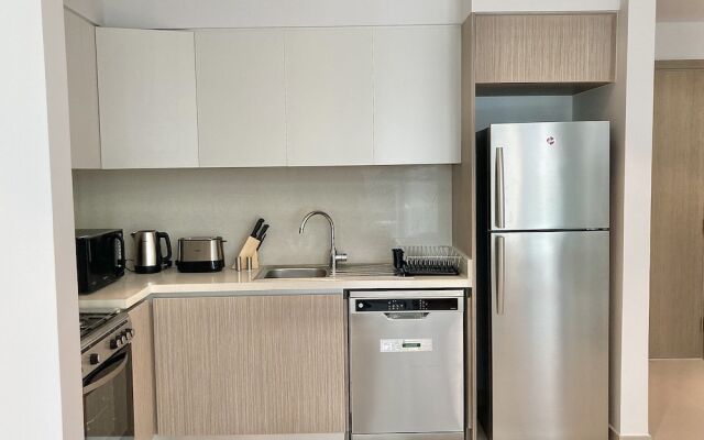 SuperHost - Stylish Apartment Facing Creek Harbour