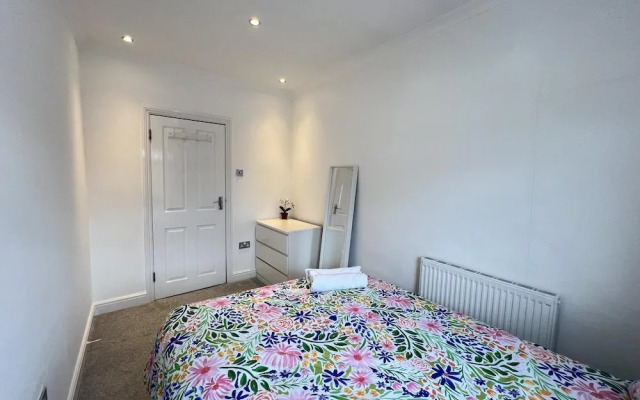 3 Bedroom House in London - Private Garage - Wi-fi