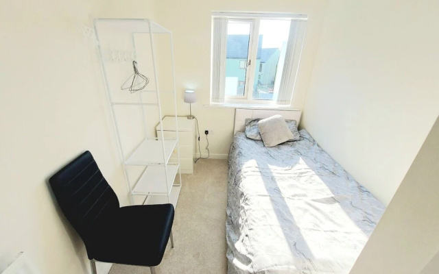 Room in Guest Room - Single Room in 3-bed Home, Full Kitchen, Shared Bathroom