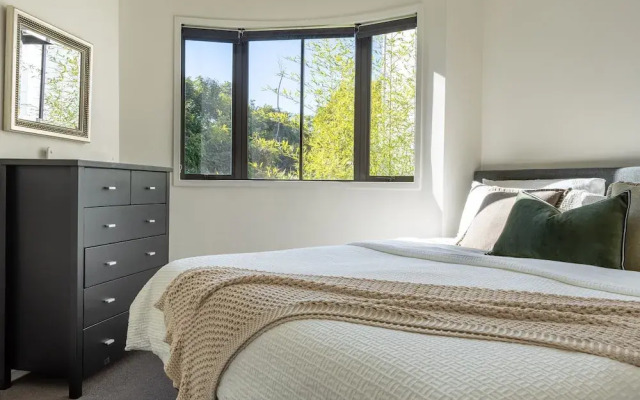 High-end 3BR House - Skytower View