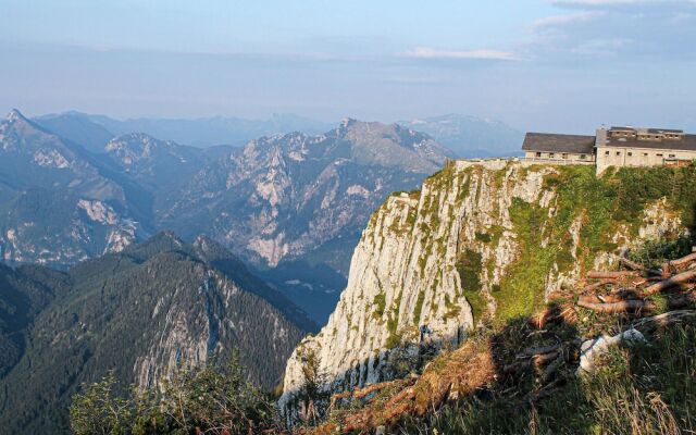 Nice Home in Ebensee With 4 Bedrooms, Sauna and Wifi