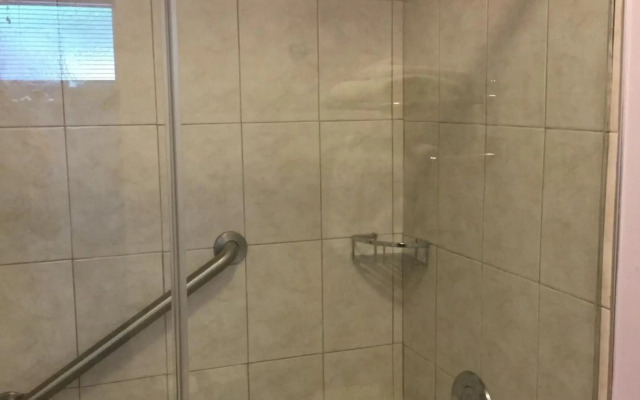 Econo Lodge South