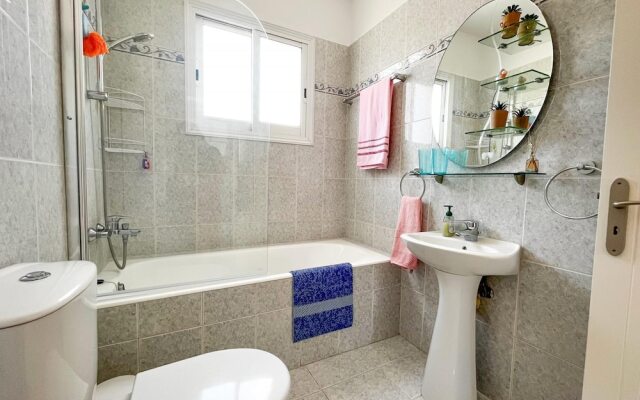 Modern Apartment Only 900m From Famous Venus Beach