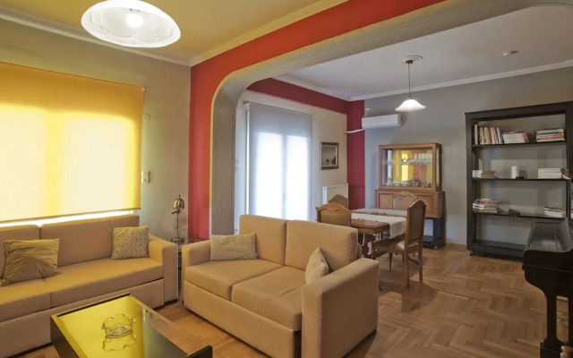 Baroness Apartment in Piraeus
