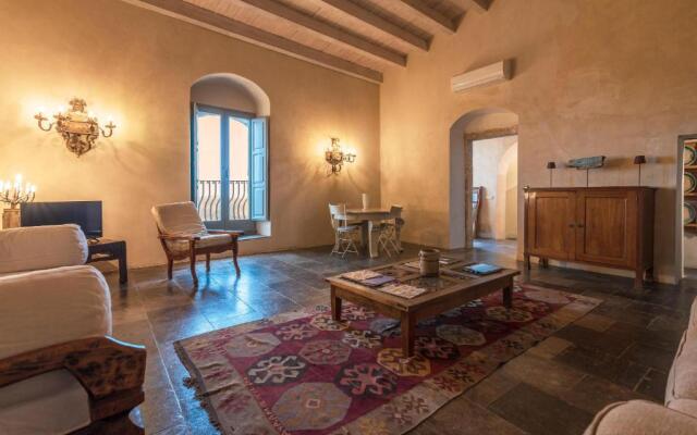 Velasquez Suite House