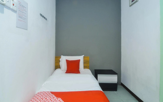 OYO 89465 Golden Lounge