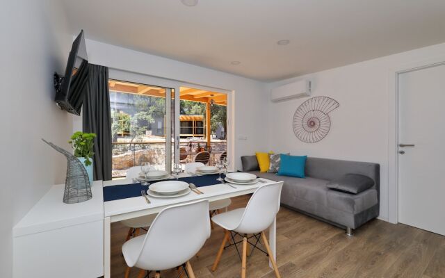 Pine Beach Pakostane Glamping Homes - All Inclusive light