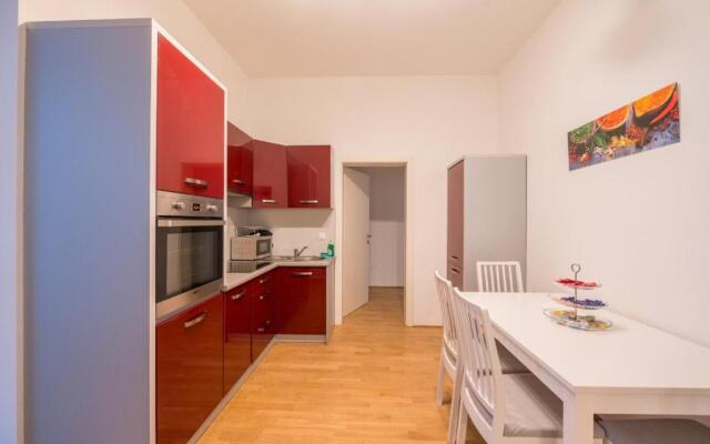 Charming Flat & Balcony near CentralStation Apt 5