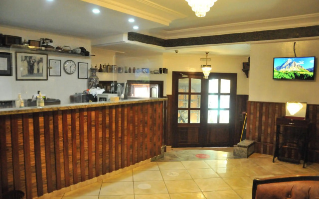 Hotel East West