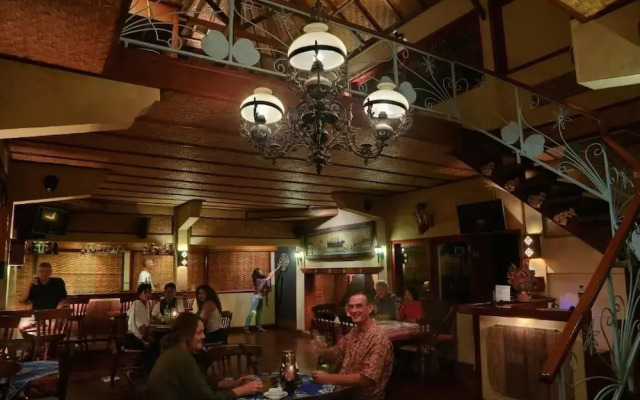 Strawberry Hill Hotel & Restaurant
