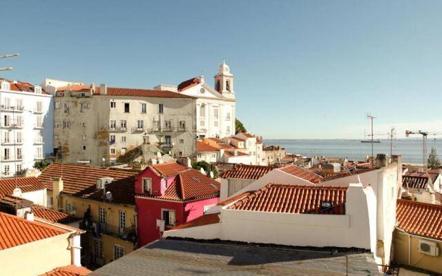 Best Terrace River View Apt in Alfama