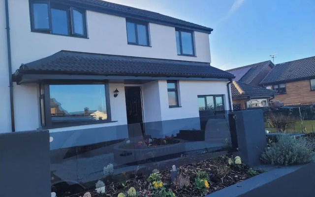 Cozy Coastal Retreat in Colwyn bay Sleeps 8