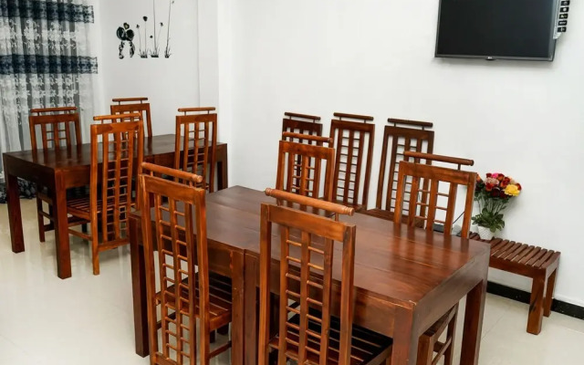 OYO 438 Sarala Residence Hotel