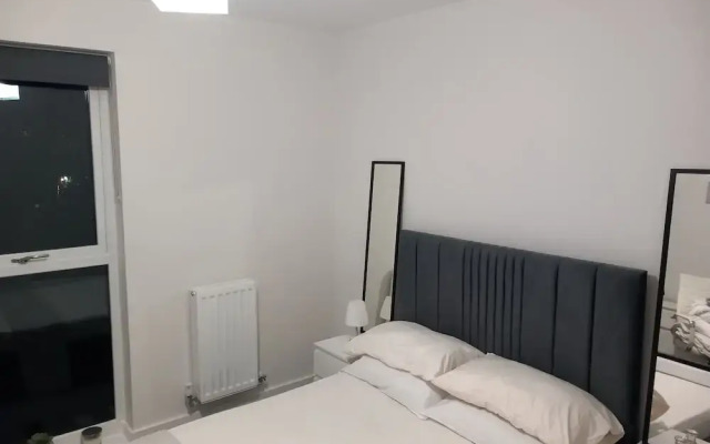 Room-charming Loughton Apartment With Ba