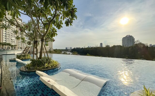 Midtown The Peak Apartment by VnHouse