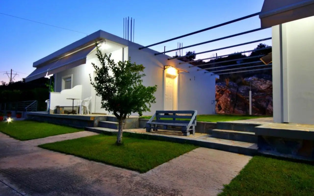 Eretria Cozy Home - Spacious Garden Retreats