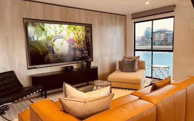 Luxury Penthouse Houseboat n the Heart of the City – Guest Rooms – Brisbane