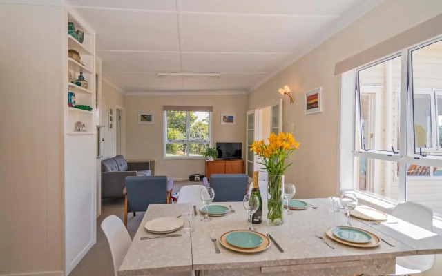 Sun Seeker Bach - Ferry Landing Holiday Home