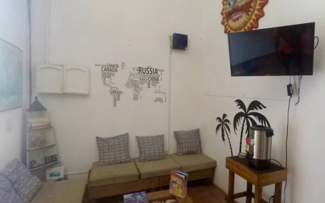 Mayflower Hotel & Hostal