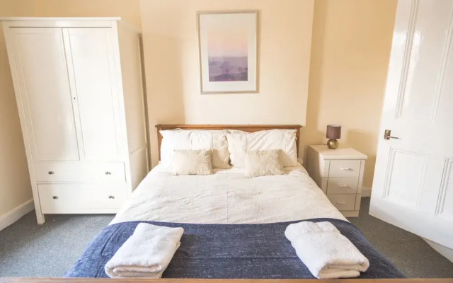Three Bedroom Apartment Next To Pub