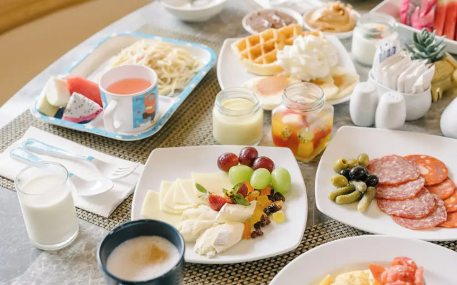 Meet Holiday Hotel