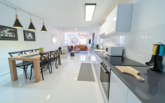 Stunning 3BR Apt - Prime Location - Yalarent