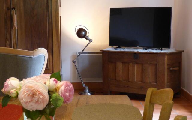 Charming house with private spa and terrace near Duras