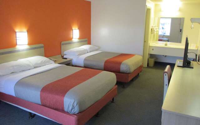 Travelodge by Wyndham Lansing