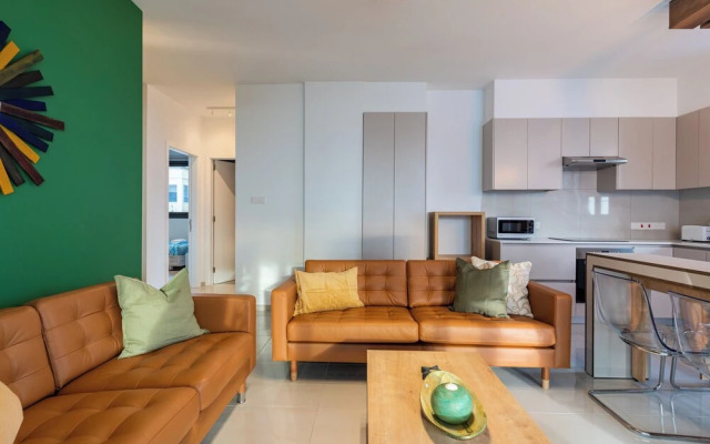 Beachcomber 2-BR Apartment in Larnaca