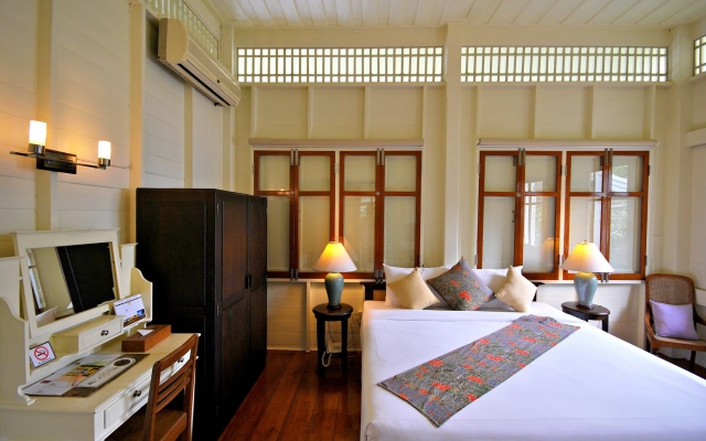 Baan Bayan Beachfront Hotel
