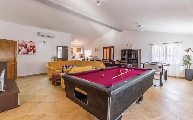 Amazing Home in Krnica with Hot Tub, WiFi & 4 Bedrooms