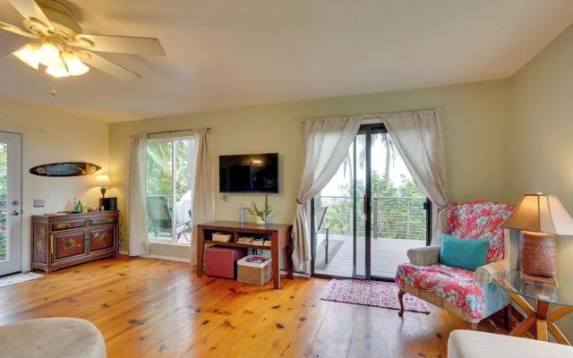 Breezy Kailua-kona Bungalow w/ Lanai & Ocean View!