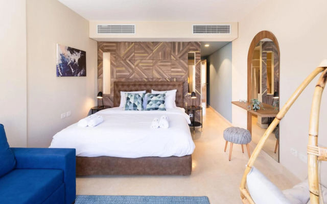 Elegant & Edgy 2 BR w Beach & Pool Mangroovy